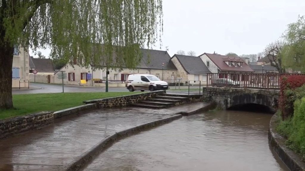 Vidéo



  

  
  

      

  

  
    Inondations en Saône-et-Loire : la décrue est amorcée
          Après avoir été inondée et coupée de la circulation, la commune de Rigny-sur-Arroux, en Saône-et-Loire, évalue les dégâts causés par la crue, mercredi 3 avril.