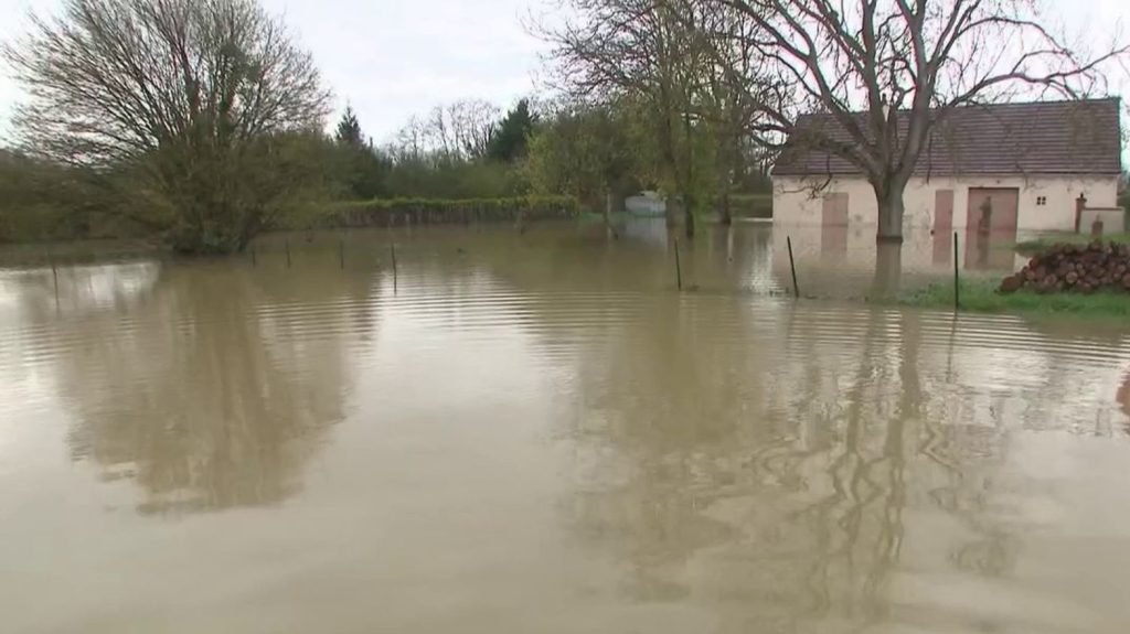 Inondations dans l'Yonne : la décrue est lente pour les sinistrés
          À Esnon, dans l'Yonne, la décrue a commencé jeudi 4 avril. De nombreuses habitations sont inondées, laissant les sinistrés désemparés face à l'ampleur des dégâts.