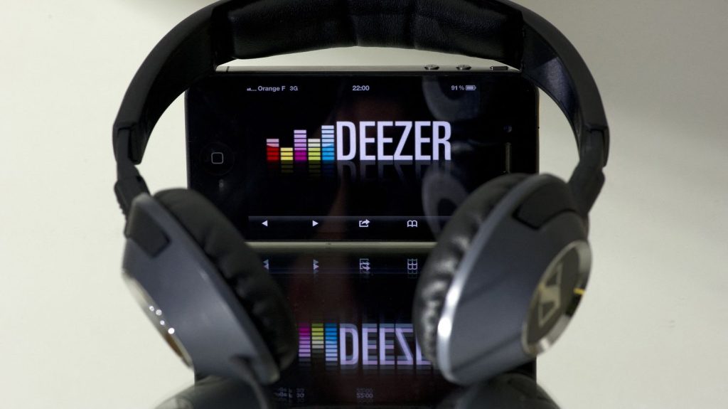 Musique en ligne : Deezer supprime 26 millions de titres, soit 13% de son catalogue
          La plateforme de streaming musical a voulu se débarrasser des "bruits blancs", de "faux albums" ou encore de certains titres créés par intelligence artificielle.
