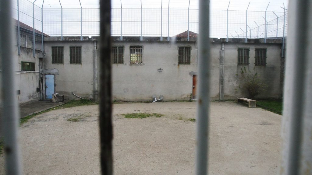 Pyrénées-Atlantiques : un détenu retrouvé mort à la prison de Pau après un incendie dans sa cellule
          L'incendie s'est déclaré lundi après-midi dans la cellule de la victime. Une autopsie et des analyses toxicologiques doivent être réalisées.