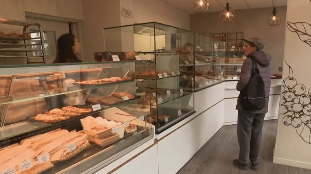 Couple de Français disparu à Madère : leur boulangerie a rouvert dans le Tarn-et-Garonne
          Après la disparition d'un couple de boulangers français en mars sur l'île de Madère, au Portugal, leur boulangerie de Beaumont-de-Lomagne, dans le Tarn-et-Garonne, a rouvert dans la matinée du lundi 15 avril. Un moment d'émotion pour les clients comme les employés.