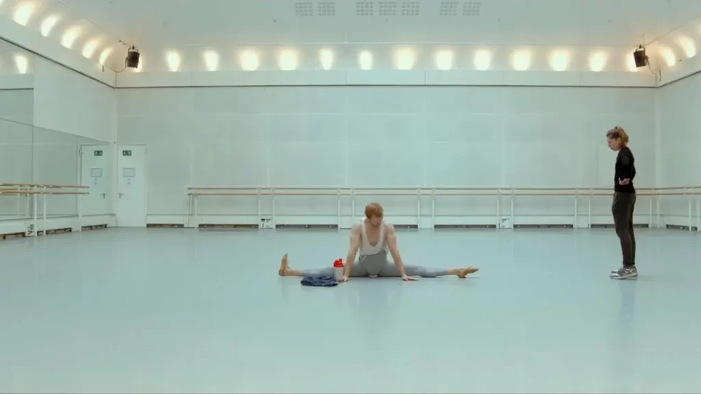 "Resilient Man" : la mise à nu d'un danseur blessé dans un documentaire captivant
          Steven McRae est danseur au Royal Ballet de Londres. Victime d'une grave déchirure du tendon d'Achille, il a choisi de se battre pour remonter sur scène. Dans un documentaire poignant, Stéphane Carrel a suivi toutes les étapes de sa reconstruction.