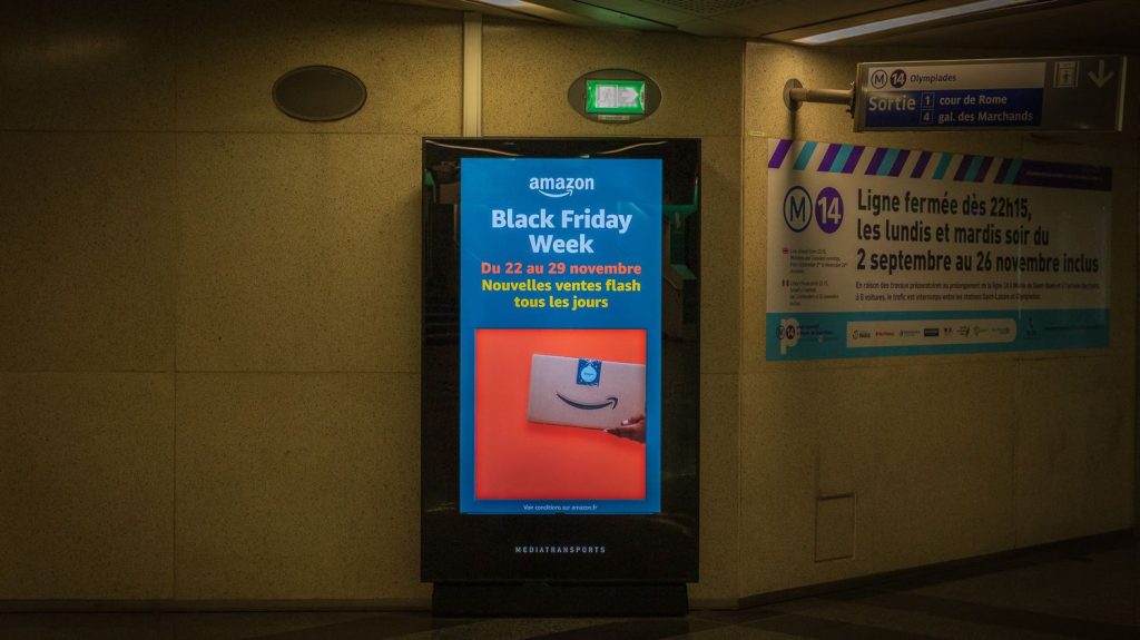 Désormais interdits dans le métro lyonnais, les écrans publicitaires continuent de se multiplier dans les villes
          Pour les annonceurs, ce sont des outils efficaces pour attirer le regard des consommateurs. Mais pour les partisans de la sobriété, c'est un non-sens.