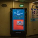 Désormais interdits dans le métro lyonnais, les écrans publicitaires continuent de se multiplier dans les villes
          Pour les annonceurs, ce sont des outils efficaces pour attirer le regard des consommateurs. Mais pour les partisans de la sobriété, c'est un non-sens.