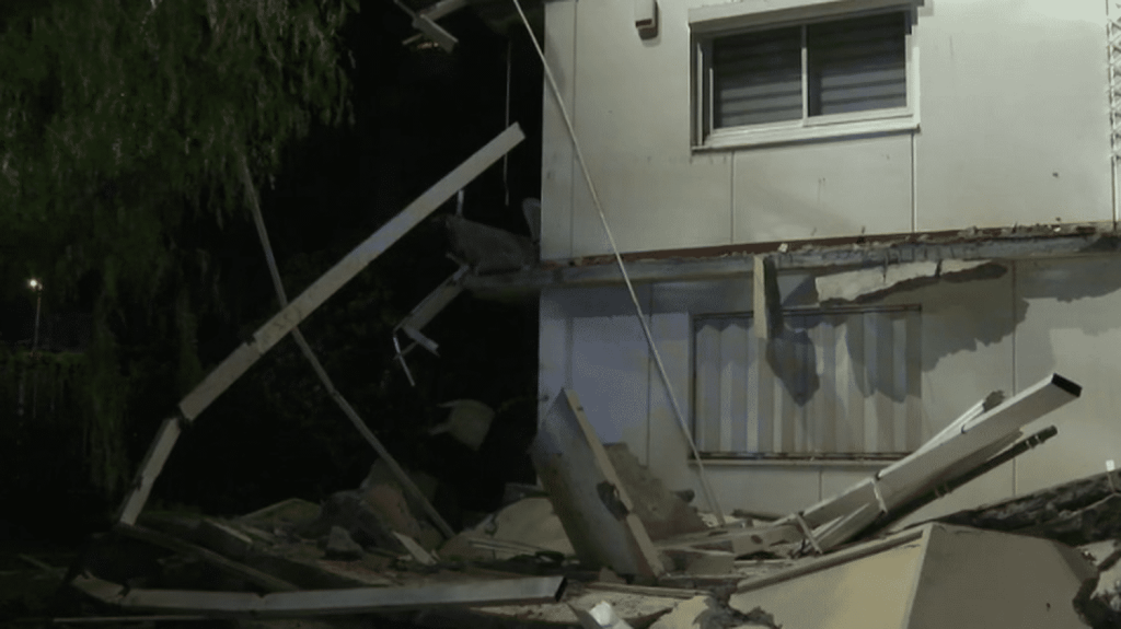 Alpes-Maritimes : sept balcons d'un immeuble d'Antibes s'effondrent, aucune victime
          À Antibes, dans les Alpes-Maritimes, sept balcons d'un immeuble se sont effondrés dans la soirée du dimanche 14 avril. Les 39 habitants du bâtiment ont été évacués.