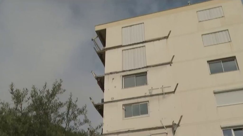 Alpes-Maritimes : sept balcons d'un immeuble se sont effondrés à Antibes
          À Antibes, dans les Alpes-Maritimes, sept balcons d'un immeuble se sont effondrés dans la soirée du dimanche 14 avril. Aucune victime n'est à déplorer. D'autres, présents sur une autre façade, menacent également de céder.