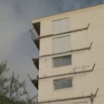 Alpes-Maritimes : sept balcons d'un immeuble se sont effondrés à Antibes
          À Antibes, dans les Alpes-Maritimes, sept balcons d'un immeuble se sont effondrés dans la soirée du dimanche 14 avril. Aucune victime n'est à déplorer. D'autres, présents sur une autre façade, menacent également de céder.