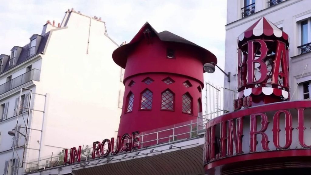 Moulin Rouge : les ailes du cabaret effondrées
          Le célèbre Moulin Rouge de Pigalle, à Paris, a perdu ses ailes, qui sont tombées au sol dans la nuit du mercredi 24 au jeudi 25 avril. Ces grosses structures métalliques n'ont par chance pas fait de blessés.