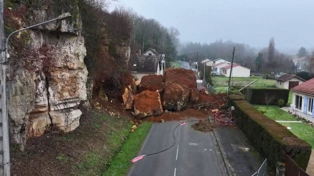 Dordogne : des travaux nécessaires après l'effondrement d'une falaise
          En Dordogne, un morceau de falaise s’est effondré sur une route départementale à Excideuil. Les riverains sont coupés du centre-bourg depuis trois mois.