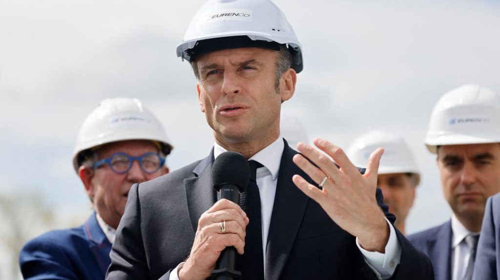 Visite d'Emmanuel Macron à Bergerac : "Il n'y a pas de fatalité industrielle", déclare le président
          Emmanuel Macron a posé la première pierre d'une nouvelle usine d'Eurenco qui fabrique de la poudre d'obus. Une production destinée notamment à l'Ukraine.