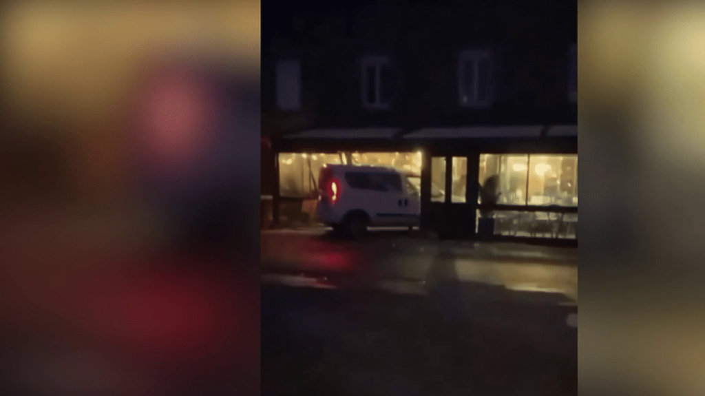 Morbihan : une camionnette fonce délibérément dans un bar-restaurant
          Le soir du vendredi 5 avril, une voiture a foncé dans un bar restaurant dans la commune d’Etel, dans le Morbihan. 11 personnes ont été blessées.