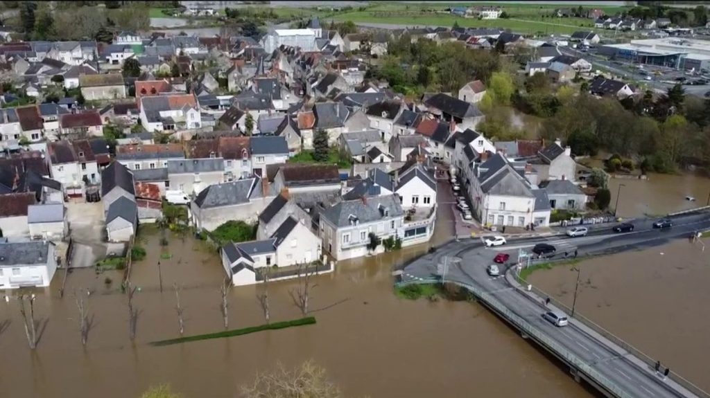 Crues en Indre-et-Loire : de nombreuses habitations évacuées
          La Vienne et l'Indre-et-Loire étaient toujours concernées par l'alerte rouge pour crues, dimanche 31 mars. La montée de la Creuse a impacté plusieurs communes.