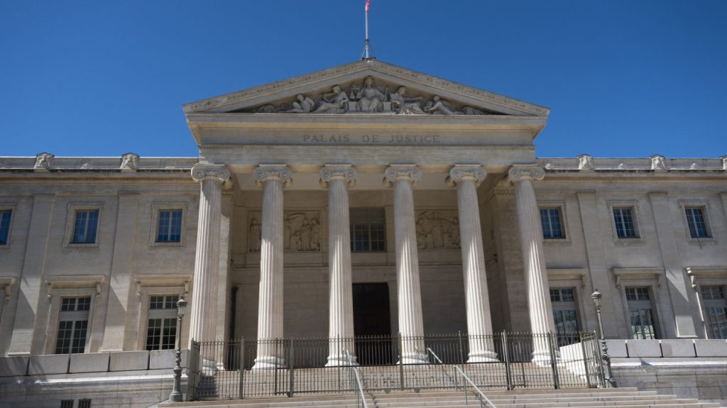 Corse : quatre personnes mises en examen dans une enquête pour extorsion et blanchiment autour d'installations touristiques
          Dans un communiqué, le procureur de la République de Marseille annonce également le placement sous contrôle judiciaire de six autres personnes.