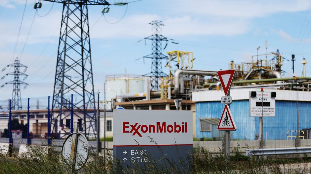Le géant pétrolier ExxonMobil supprime 677 emplois en Seine-Maritime, Esso vend sa raffinerie de Fos-sur-Mer et deux dépôts
          Le groupe américain réduit ses activités en France, notamment sur sa plateforme de Gravenchon, en Normandie, pour des questions de compétitivité.