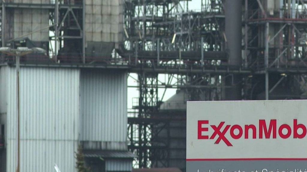Seine-Maritime : ExxonMobil annonce la suppression de 677 emplois
          Le spécialiste de la pétrochimie, Exxon, va supprimer 677 emplois sur le site de Notre-Dame-de-Gravenchon, en Seine-Maritime. Vendredi 12 avril, au lendemain de l'annonce, les salariés sont sous le choc.