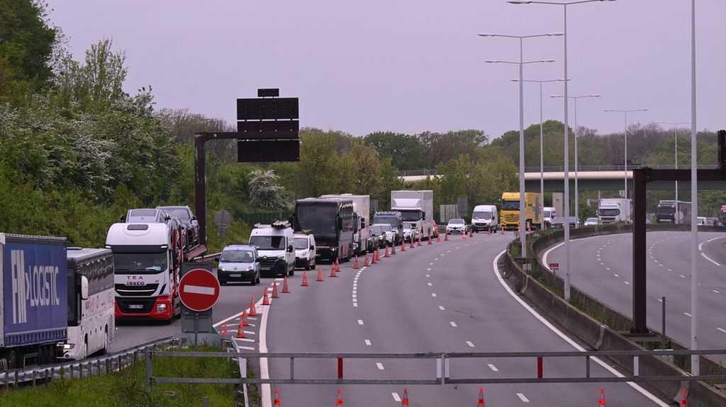 A13 fermée : Valérie Pécresse "demande à l'État de prendre en charge la gratuité de l'A14"
          L'autoroute de Normandie est fermée à la circulation entre Paris et Vaucresson (Hauts-de-Seine) jusqu'à lundi inclus. Des fissures sur la chaussée ont été détectées entre le viaduc et le tunnel de Saint-Cloud.