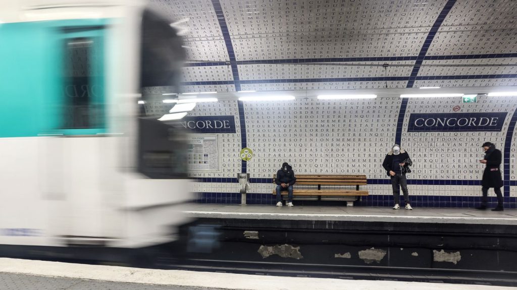 Paris 2024 : la station de métro Concorde fermée progressivement à partir du 12 mai
          L'arrêt Concorde ne sera plus desservi par la ligne 12 dès le 17 mai et à compter du 17 juin pour les lignes 1 et 8. Ces fermetures et suspensions temporaires de dessertes sont prévues jusqu'au 21 septembre en raison des Jeux olympiques de Paris 2024.