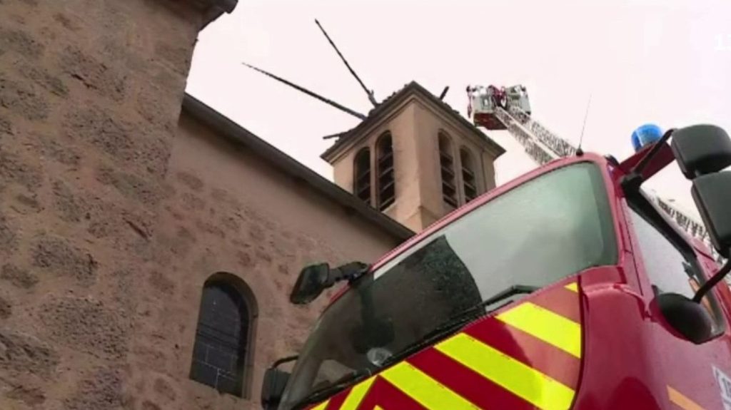 Aveyron : la foudre frappe le clocher d’une église
          La foudre a endommagé le clocher de l’église de Veyreau (Aveyron), dans la nuit du lundi 8 au mardi 9 avril. Les pompiers ont déployé d'importants moyens.