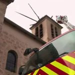 Aveyron : la foudre frappe le clocher d’une église
          La foudre a endommagé le clocher de l’église de Veyreau (Aveyron), dans la nuit du lundi 8 au mardi 9 avril. Les pompiers ont déployé d'importants moyens.