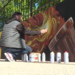 Un street-artiste peint une fresque aux couleurs de la flamme olympique pour son passage dans le Var
          Dans près de quinze jours, la flamme olympique va passer dans le Var. Elle s'arrêtera le 10 mai dans le village de Flassans-sur-Issole. Pour l'occasion, le maire a fait appel à Sufyr, un street-artiste, pour peindre une fresque de 30 m.