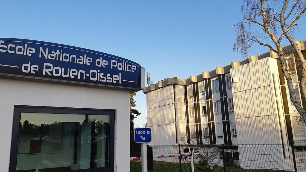 Seine-Maritime : dix migrants s'échappent d'un centre de rétention à Oissel, sept sont toujours en fuite
          Sur les dix évadés, trois ont été interpellés peu de temps après dans l'enceinte de l'école de police où se trouve le Centre de rétention administrative et ont été placés en garde à vue.