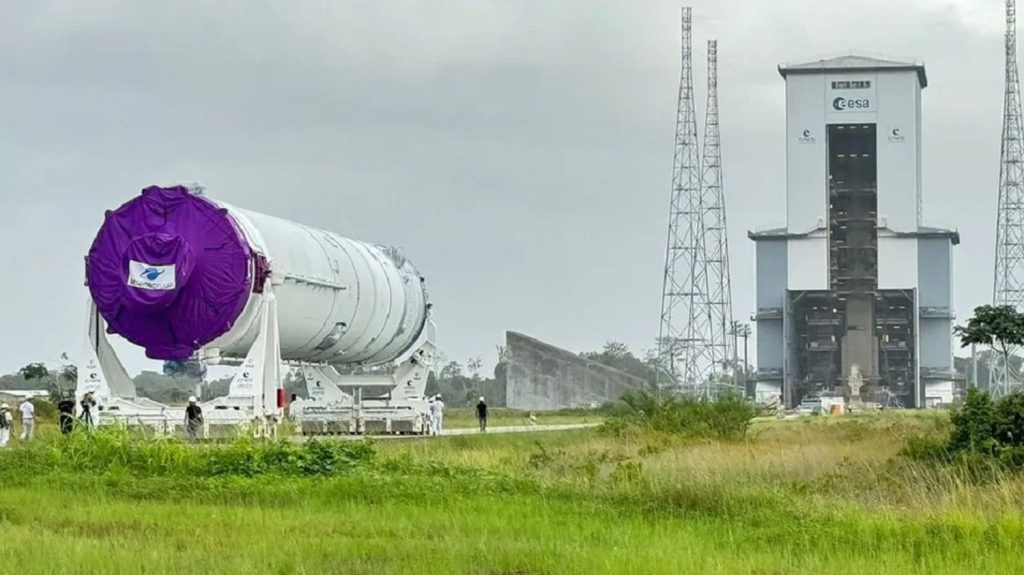 Les deux premiers étages de la fusée Ariane 6 installés sur le pas de tir à Kourou, en Guyane
          La fusée Ariane 6, la lutte contre le trafic de stupéfiants et la culture de la vanille à La Réunion. C'est le programme du "Journal des outremers" par Serge Massau.