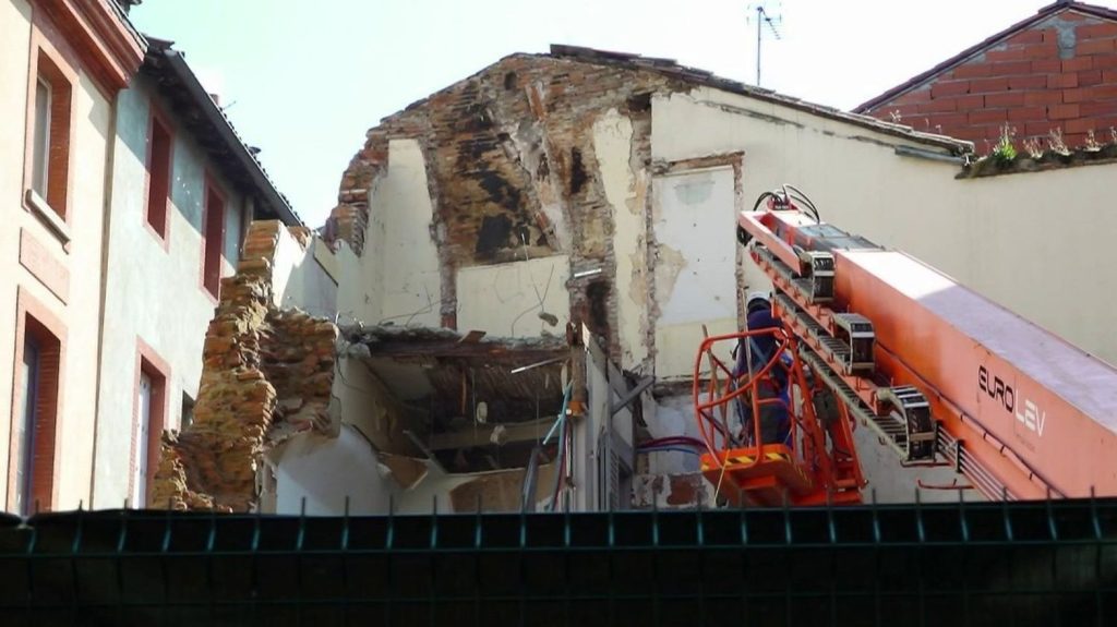 Immeuble effondré à Toulouse : des commerçants impactés
          À Toulouse, en Haute-Garonne, un immeuble du centre-ville a été évacué après la découverte de fissures sur le bâtiment. Une situation qui se multiplie depuis l'effondrement d'un vieux bâtiment le 9 mars dernier, et qui impacte les activités des commerçants.