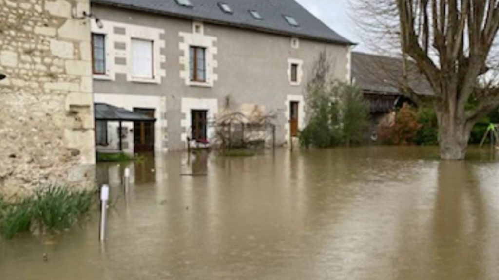 Inondations en Indre-et-Loire : le village de Nouâtre se retrouve sous l’eau
          Les départements de la Vienne et d'Indre-et-Loire toujours sous haute surveillance. Plusieurs centaines de personnes ont été évacuées dans les villages en prévision de la montée des eaux de la Vienne.