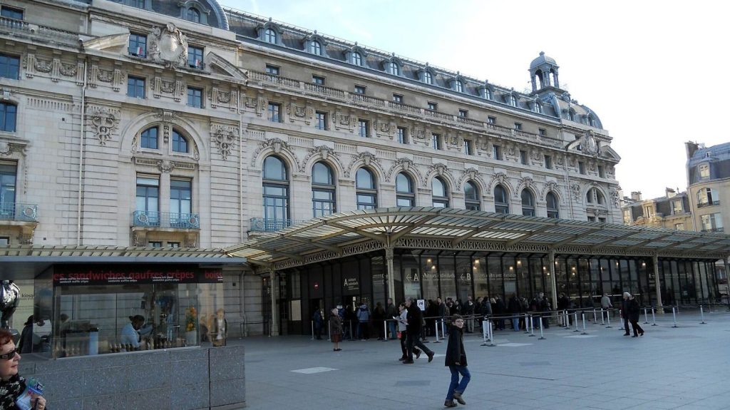 Deux personnes interpellées à l'entrée du musée d'Orsay, à Paris, soupçonnées d'avoir voulu dégrader des œuvres d'art
          Les deux interpellés, des militants écologistes, ont été placés en garde à vue. Une enquête a été ouverte.
