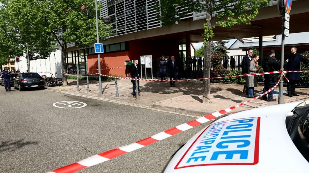 Deux fillettes agressées près d'une école à Souffelweyersheim, dans le Bas-Rhin, un suspect interpellé
          Les deux petites filles "présentent des blessures physiques légères" et ont pu sortir de l'hôpital jeudi soir. Les enfants de l'école ont été confinés avant que leurs parents puissent les récupérer.