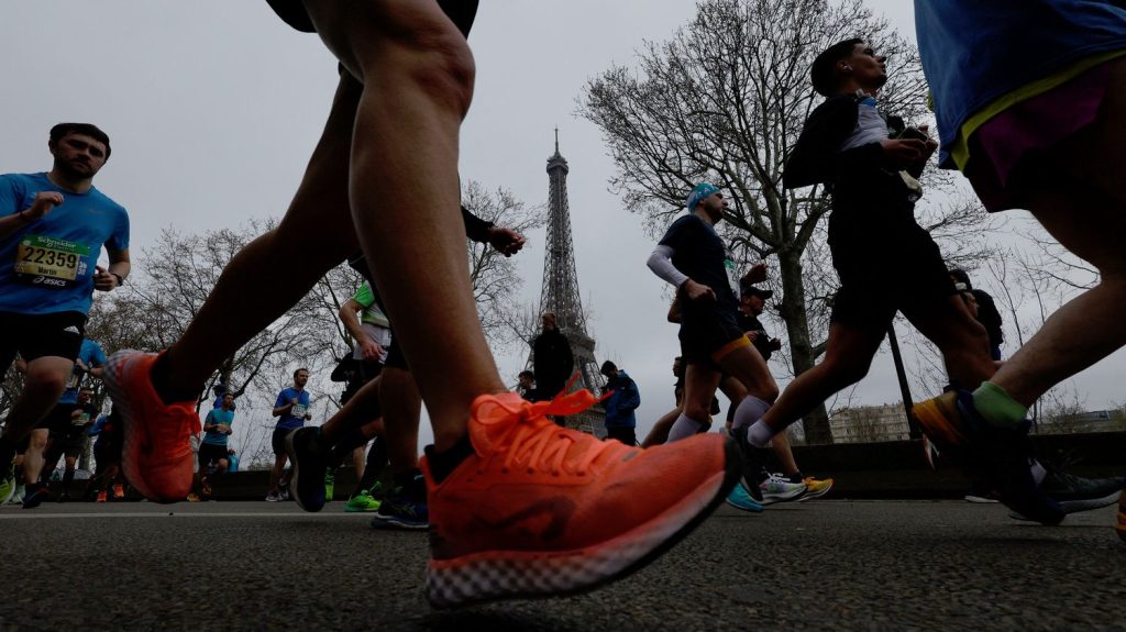 Marathon de Paris 2024 : le parcours "très légèrement modifié" en raison de la crue de la Seine
          Le parcours de cette édition 2024 est modifié au niveau des quais bas de la Seine et du tunnel des Tuileries, rendus inaccessible par la crue.