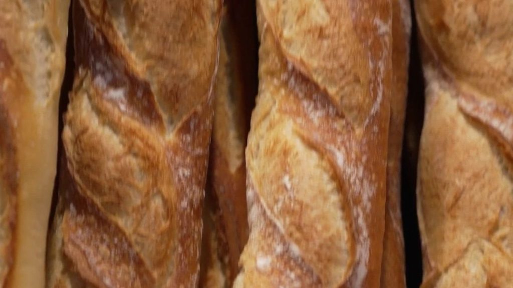 Gastronomie : les secrets de la meilleure baguette de Paris
          Un boulanger du XIème arrondissement de Paris a remporté le prix de la meilleure baguette de la capitale. Pendant un an, il sera chargé d'approvisionner le palais de l'Élysée en pain.