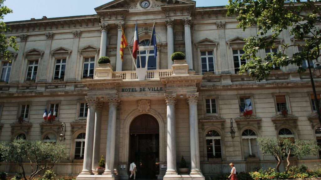 Avignon : une conseillère municipale d'opposition RN porte plainte pour menace de mort contre une élue de la majorité municipale
          Dans un communiqué, l'élue de la majorité municipale dément "avec force avoir proféré des menaces de mort" à l’encontre de la cheffe de file locale du RN.