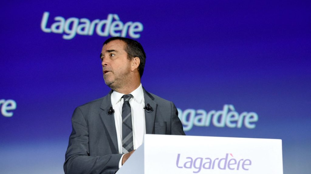 Arnaud Lagardère est mis en examen pour abus de biens sociaux et abus de pouvoir 
    (nouvelle fenêtre)
  
          Le PDG du groupe Lagardère est soupçonné d'avoir puisé dans les comptes de ses sociétés pour financer son train de vie et ses dépenses personnelles pendant plusieurs années.