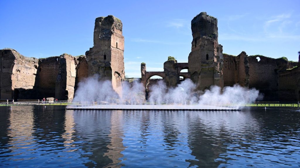 À Rome, un bassin moderne offre de nouveaux reflets sur les thermes antiques de Caracalla
          L'eau est de retour au pied de la colline de l'Aventin. Depuis jeudi, un nouveau bassin baptisé "Le Miroir" offre un nouveau point de vue sur les vestiges archéologiques du site antique.