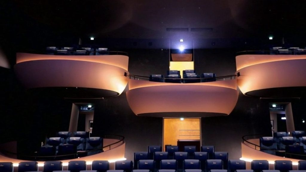 Cinéma : une salle d’un nouveau genre va ouvrir à Mougins
          Le cinéma du futur va ouvrir à Mougins, près de Nice. Il dispose de balcons, d’un confort XXL et même un bar à l'intérieur de la salle.