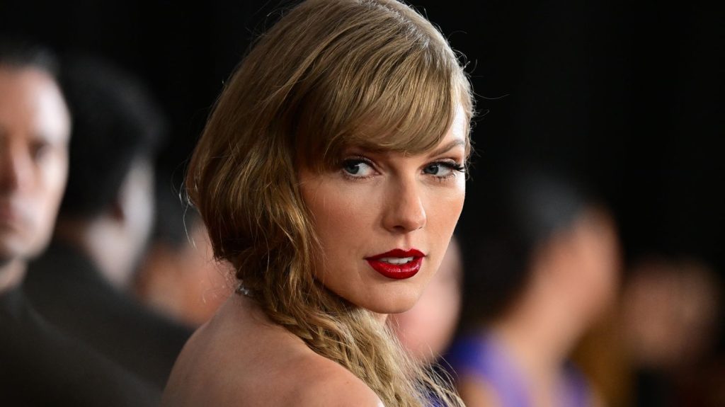 Taylor Swift dévoile enfin "The Tortured Poets Department", son onzième opus et, surprise, c'est un double album
          La star avait annoncé sa sortie en février lors de la cérémonie de remise des Grammy Awards, les prestigieuses récompenses américaines de la musique où elle a remporté, pour la quatrième fois, le trophée du meilleur album de l'année.