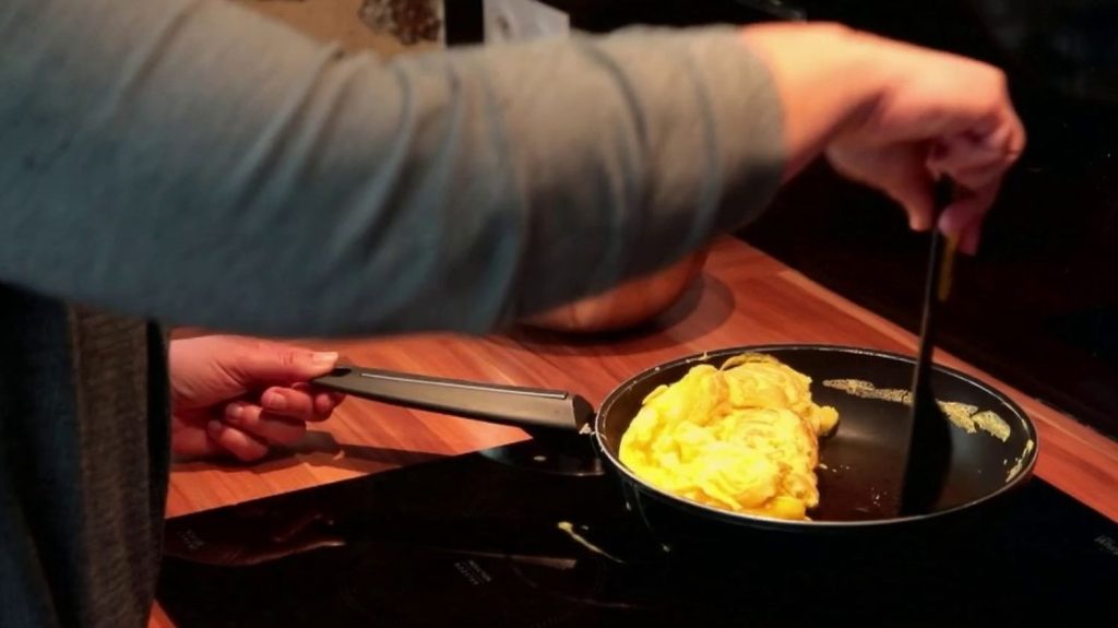 Gastronomie : les secrets de l'omelette parfaite
          Baveuse, nature ou aux fines herbes, l'omelette fait partie de la gastronomie française depuis plus de cinquante ans. Tour d'horizon de ce plat mythique.