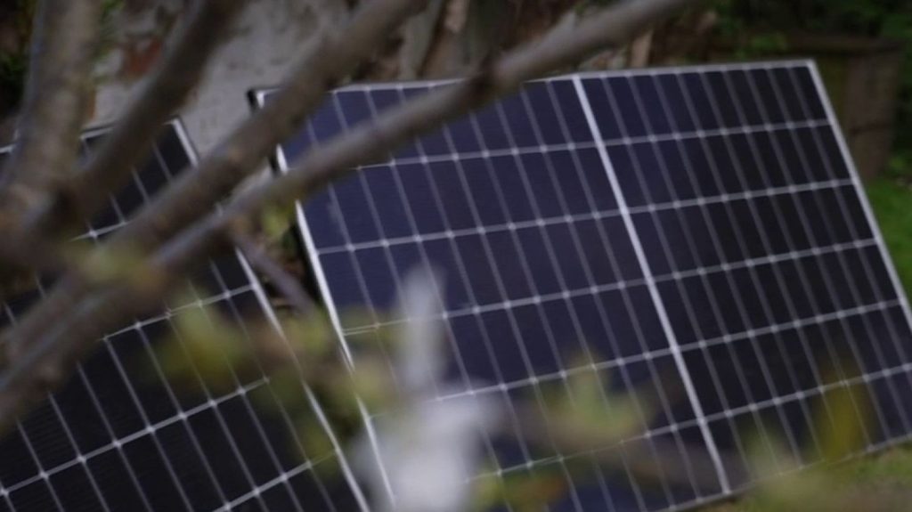 Énergie : les panneaux solaires en kit sont-ils vraiment rentables ?
          Moins chers et plus faciles à installer, les panneaux solaires en kit ont le vent en poupe. De plus en plus présents dans les rayons, sont-ils vraiment rentables pour les particuliers ? Décryptage.