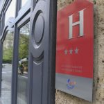 Reportage



  

  
  

      

  

  
    "Je pensais que l'hôtel allait être un peu plus occupé" : les établissements franciliens n'arrivent pas à faire le plein pour Paris 2024
          Selon l'Umih (Union des métiers et des industries de l'hôtellerie), le taux de remplissage des hôtels est de 64% en moyenne pour la quinzaine olympique, alors que la compétition débute dans 100 jours.