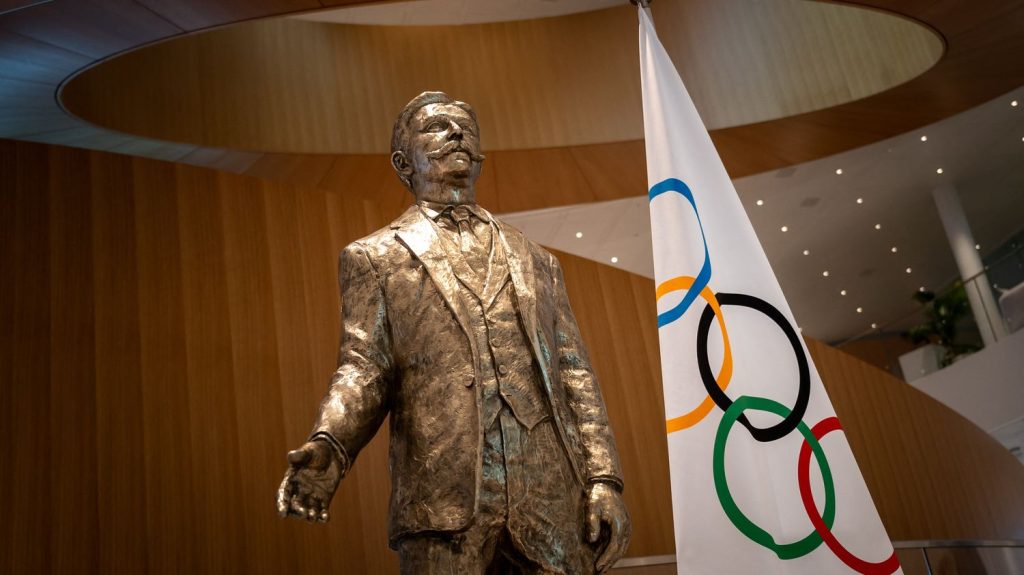 Paris 2024 : père des Jeux olympiques et figure controversée, Pierre de Coubertin entre au musée Grévin
          La statue du baron français à l'origine des Jeux olympiques modernes fera son entrée au musée en juillet, avant le coup d'envoi des JO. Elle est en cours de réalisation dans des ateliers du musée.