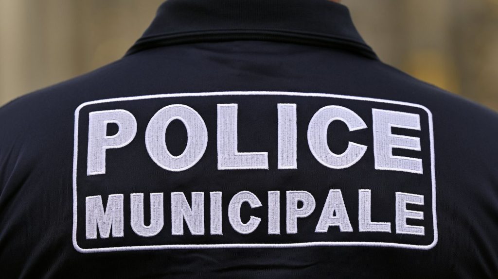 Bourges : deux policiers municipaux en garde à vue après un refus d'obtempérer
          Lundi soir, le conducteur d'un scooter a percuté un poteau dans les quartiers Nord de la ville alors que les policiers tentaient de le contrôler.