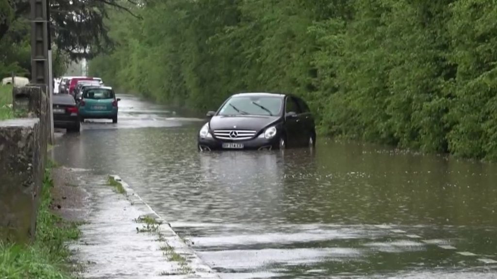 Rhône : des précipitations records
          Dans le département du Rhône, l'autoroute A47 a été momentanément coupée entre Lyon et Saint-Étienne en raison des fortes pluies qui constituent un record de précipitations.
