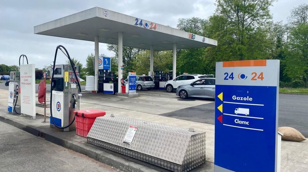 Des automobilistes de la région bordelaise accusent l'enseigne Leclerc de couper les carburants avec de l'eau
          Les stations de Sainte-Eulalie, Ambarès et Talence, proche de l'agglomération bordelaises sont incriminées.