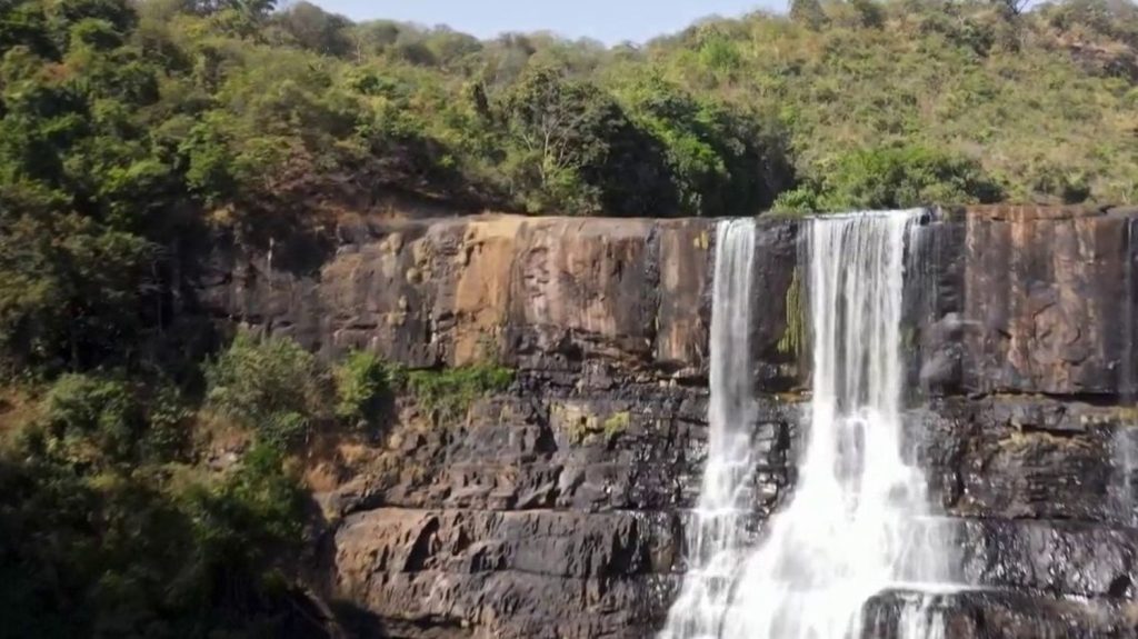Guinée : une randonnée vers les immenses cascades du Fouta-Djalon
          En Guinée Conakry, des milliers de touristes visitent chaque année le massif du Fouta-Djalon. Il abrite des immenses cascades, dans une forêt sauvage et reculée.