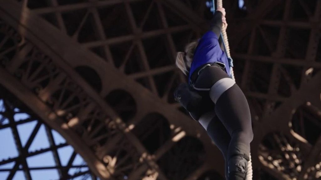 Record du monde : la championne Anouk Garnier atteint le deuxième étage de la tour Eiffel en 18 minutes à la corde
          Mercredi 10 avril, l'athlète Anouk Garnier s'est hissée à la force des bras sur une corde jusqu'au deuxième étage de la tour Eiffel. Un exploit pour une juste cause, qui lui vaut un record du monde.