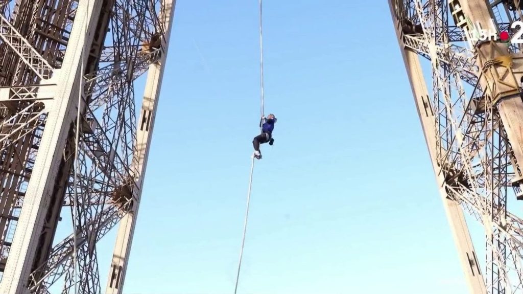 Tour Eiffel : l'athlète Anouk Garnier grimpe à la corde jusqu'au deuxième étage et pulvérise le record du monde
          Mercredi 10 avril, Anouk Garnier, championne de course à obstacles, a relevé le défi qu'elle s'était lancé : atteindre le deuxième étage de la tour Eiffel à la corde. Un record du monde, pour une juste cause.