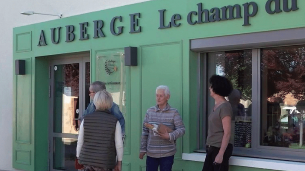 Ain : à Saint-Genis-sur-Menthon, la réouverture d’un commerce redonne vie au village
          Après 33 ans sans aucun commerce, un nouveau café-restaurant-boulangerie-épicerie a ouvert ses portes à Saint-Genis-sur-Menthon, dans l'Ain. Tout le village revit.