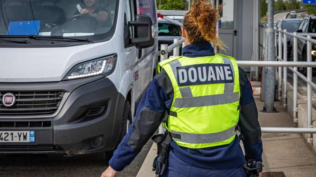 Pyrénées-Atlantiques : un homme condamné à un an de prison ferme pour avoir caché près de neuf tonnes de cigarettes dans des salades
          Il s'agit de la plus grosse saisie jamais enregistrée d'après les douanes d'Hendaye.