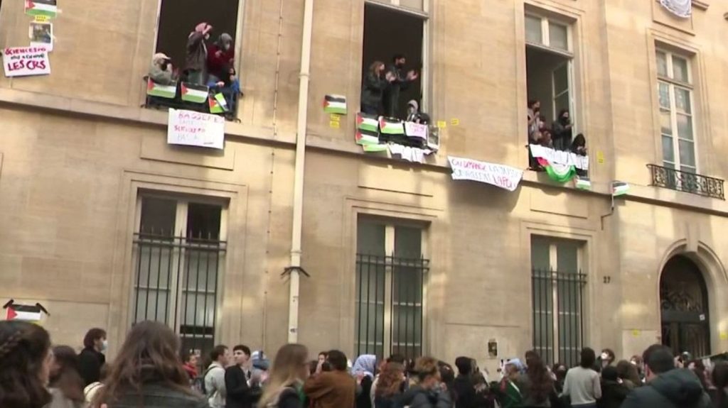 Paris : le blocage de Sciences Po levé
          Vendredi 26 avril, des étudiants se sont réunis pour manifester leur soutien à la Palestine, en présence, notamment, de Rima Hassan. Après une journée de blocage, l'établissement a finalement été évacué.